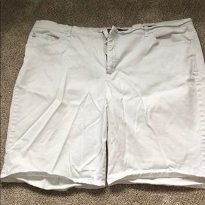 Women’s white Bermuda shorts. Size 22w